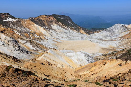 安達太良山の沼ノ平火口から望む秋元湖と荒涼とした火山地形