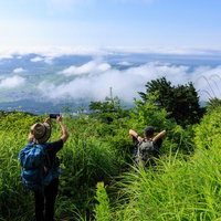 磐梯山の絶景を眼下に収める登山者たち、雲海広がる山頂での感動体験の写真