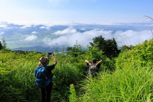 磐梯山の絶景を眼下に収める登山者たち、雲海広がる山頂での感動体験