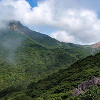 雲に包まれた磐梯山の稜線、福島県猪苗代町の登山風景の写真