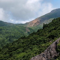 稜線と磐梯山に落ちる雲の影～猪苗代登山口からの山岳風景の写真