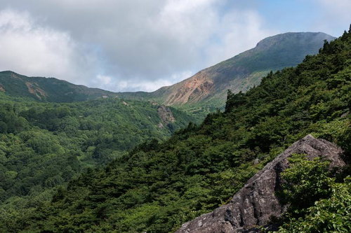 稜線と磐梯山に落ちる雲の影～猪苗代登山口からの山岳風景