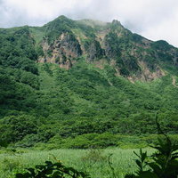 猪苗代登山口から眺める磐梯山の露出した山肌と雲の写真