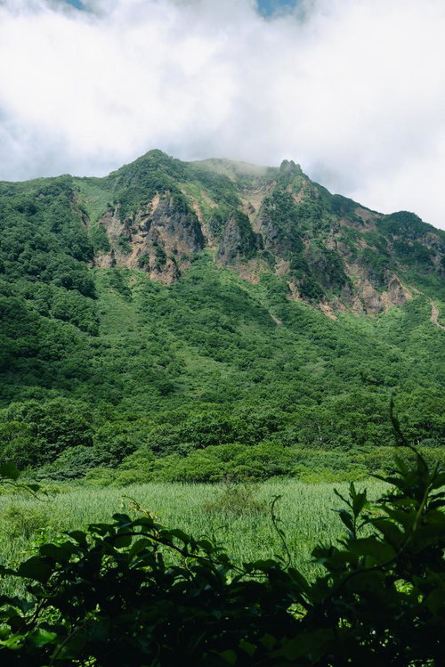 猪苗代登山口から眺める磐梯山の露出した山肌と雲