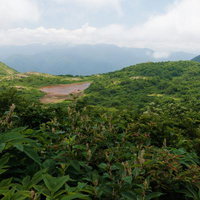猪苗代町の磐梯山麓、苗代登山口から望む沼と山々の写真