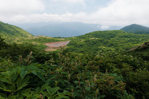 猪苗代町の磐梯山麓、苗代登山口から望む沼と山々
