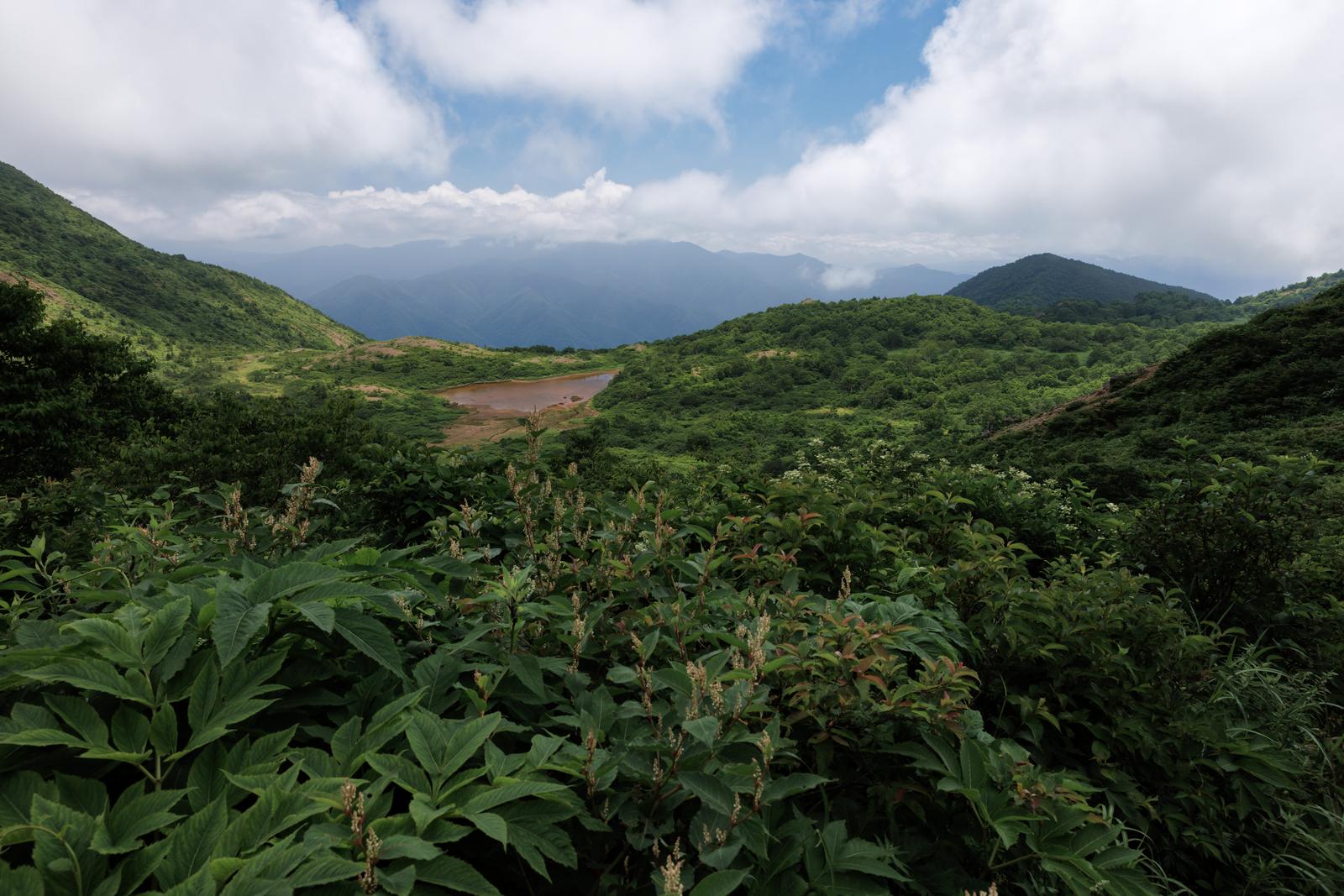 猪苗代登山口から見る磐梯山の沼と夏の山並み