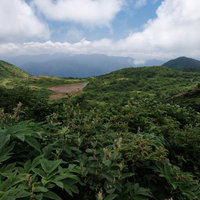 猪苗代町の磐梯山麓に広がる沼と緑の谷間の登山風景の写真