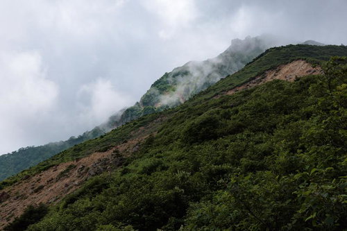猪苗代町の登山口から見る磐梯山の山肌に立ちこめる雲