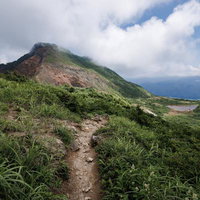 猪苗代登山口から磐梯山の沼へ続く登山道の眺望の写真