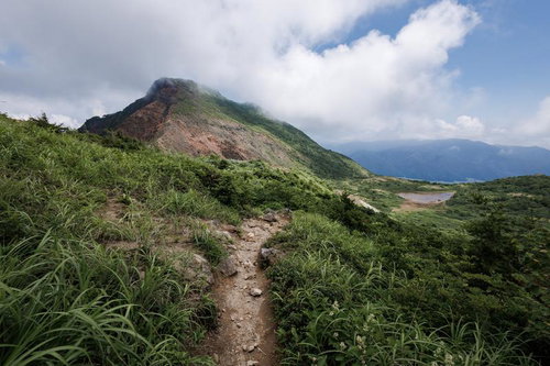 猪苗代登山口から磐梯山の沼へ続く登山道の眺望