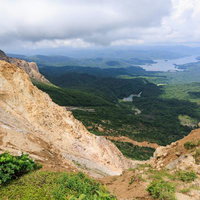 猪苗代町を見下ろす磐梯山の崖からの雄大な眺望パノラマビューの写真