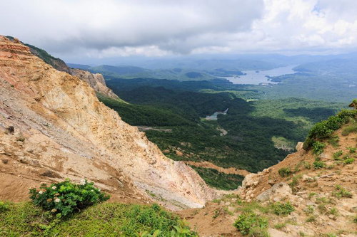 猪苗代町を見下ろす磐梯山の崖からの雄大な眺望パノラマビュー