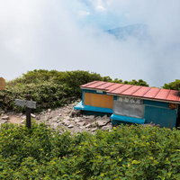 猪苗代町から磐梯山頂へ、岡部小屋での休息と景色の写真