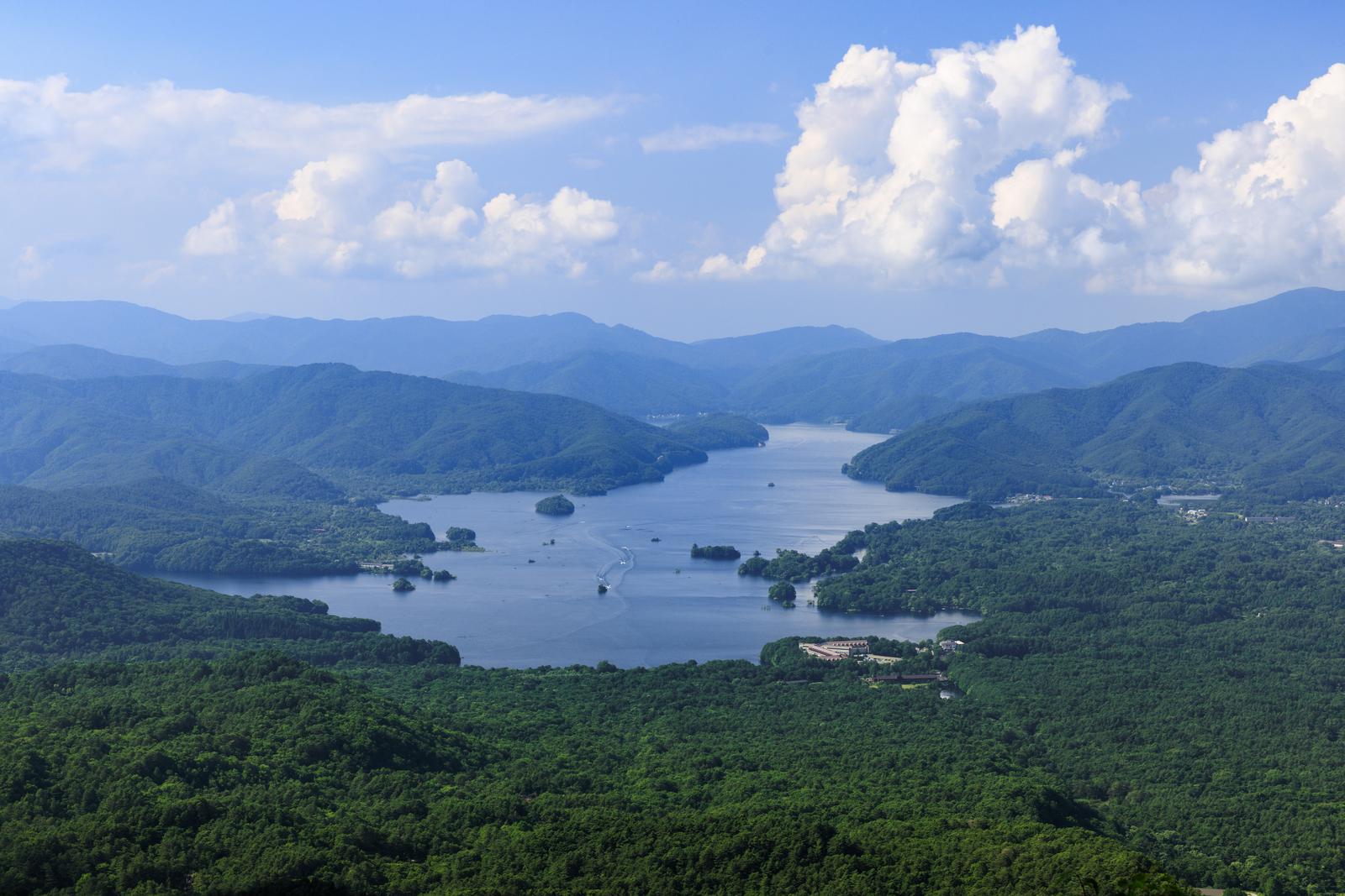 磐梯山の登山道から見下ろす檜原湖と遠景の山々の風景