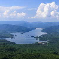 磐梯山の登山道から見下ろす檜原湖と遠くの山々の写真
