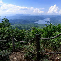 磐梯町の八方台登山口からの登山道で見える磐梯山と湖の景色の写真