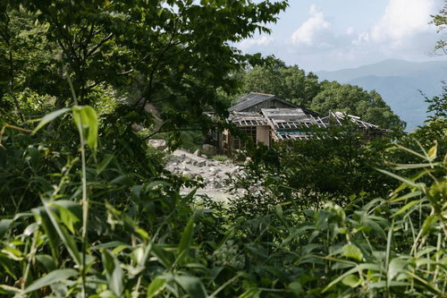磐梯山登山道の八方台登山口付近から見える山小屋と周辺の緑