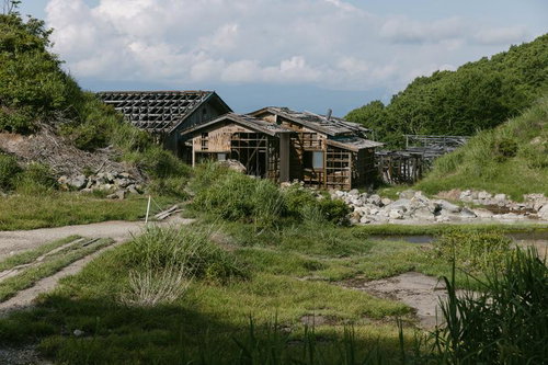 磐梯山の登山道に残る廃小屋：八方台登山口付近の朽ちた木造建物