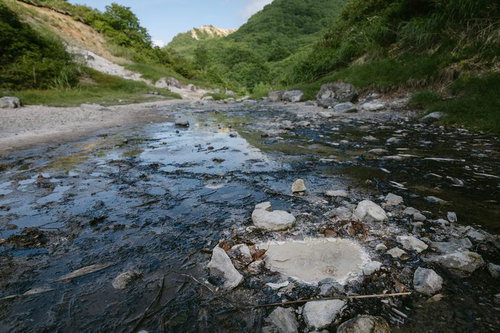 磐梯山登山道の湿地帯に広がる水溜りと清流
