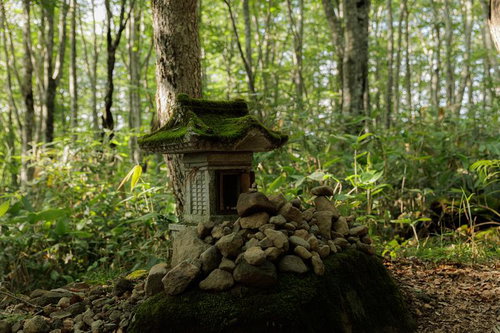 磐梯山・八方台登山口の苔むした祠とケルン