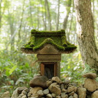 磐梯山の八方台登山口に建つ苔むした祠と積み石の写真