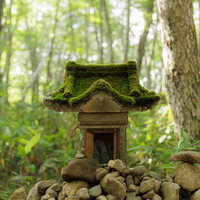 磐梯山の八方台登山口で見つけた苔むした小さな祠の写真