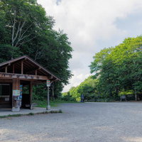 磐梯山八方台登山道の休憩所と林に囲まれた広場の景観の写真