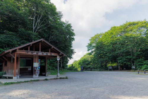 磐梯山八方台登山道の休憩所と林に囲まれた広場の景観