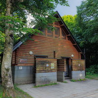 磐梯山八方台登山道の森林に囲まれたトイレ施設の写真