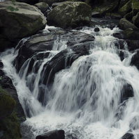 山鶏滝の水飛沫と水流の美の写真