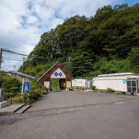 福島県田村市のあぶくま洞入口の観光施設と駐車場の写真