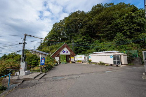 福島県田村市のあぶくま洞入口の観光施設と駐車場