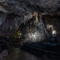 あぶくま洞の洞内通路に並ぶ鍾乳石を照らす光の写真