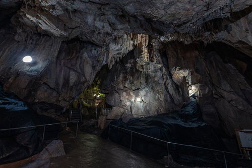 あぶくま洞の洞内通路に並ぶ鍾乳石を照らす光