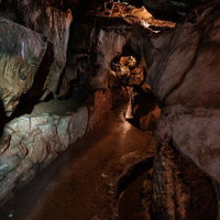 濡れた廊下を通るあぶくま洞の鍾乳石探検と石灰岩の絶景の写真