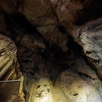 美しい立体的な鍾乳石、あぶくま洞の自然の神秘の写真