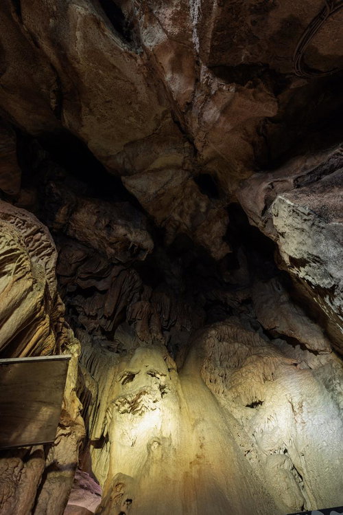 美しい立体的な鍾乳石、あぶくま洞の自然の神秘