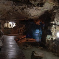 あぶくま洞の秘境を進む木製通路と鍾乳石の景観の写真