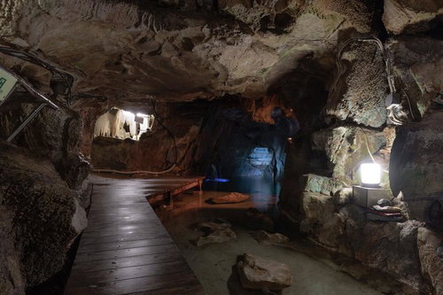 あぶくま洞の秘境を進む木製通路と鍾乳石の景観