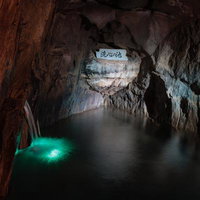 あぶくま洞の洗心の池に映る鍾乳石と地下水の写真