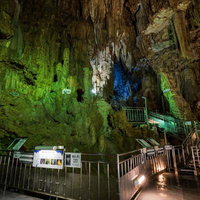 ライトアップされたあぶくま洞の洞内通路、鍾乳石と階段の写真