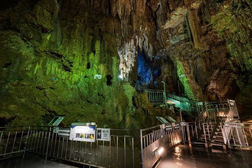 ライトアップされたあぶくま洞の洞内通路、鍾乳石と階段