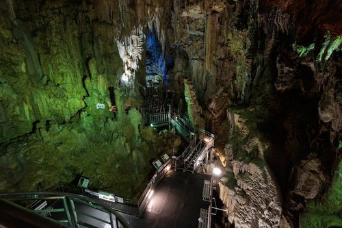 薄明ライトに照らされたあぶくま洞の鍾乳石と通路の俯瞰ビュー