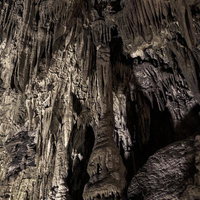 あぶくま洞に形成された縞模様の鍾乳石と石灰岩の写真