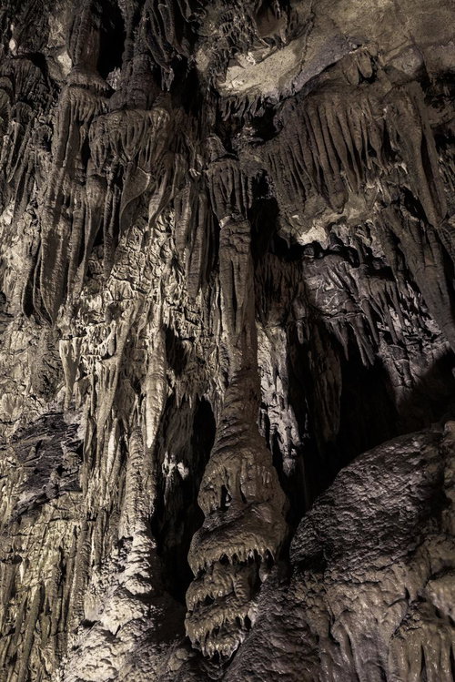 あぶくま洞に形成された縞模様の鍾乳石と石灰岩