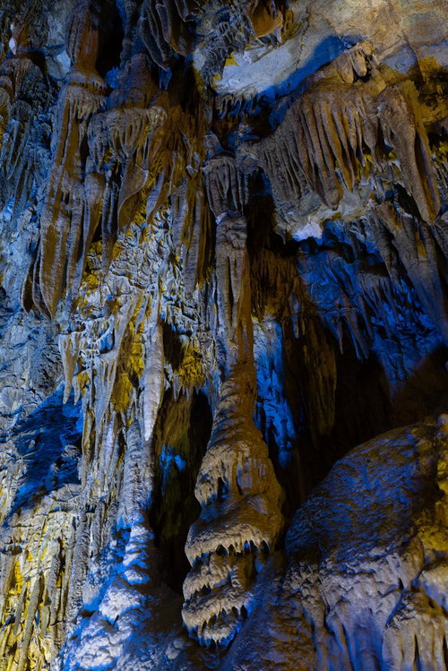 あぶくま洞の薄明ライトに照らされた黄土色の鍾乳石