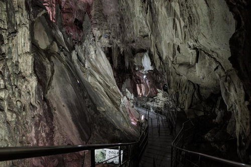 あぶくま洞の鍾乳石が並ぶ通路と洞窟内の自然景観