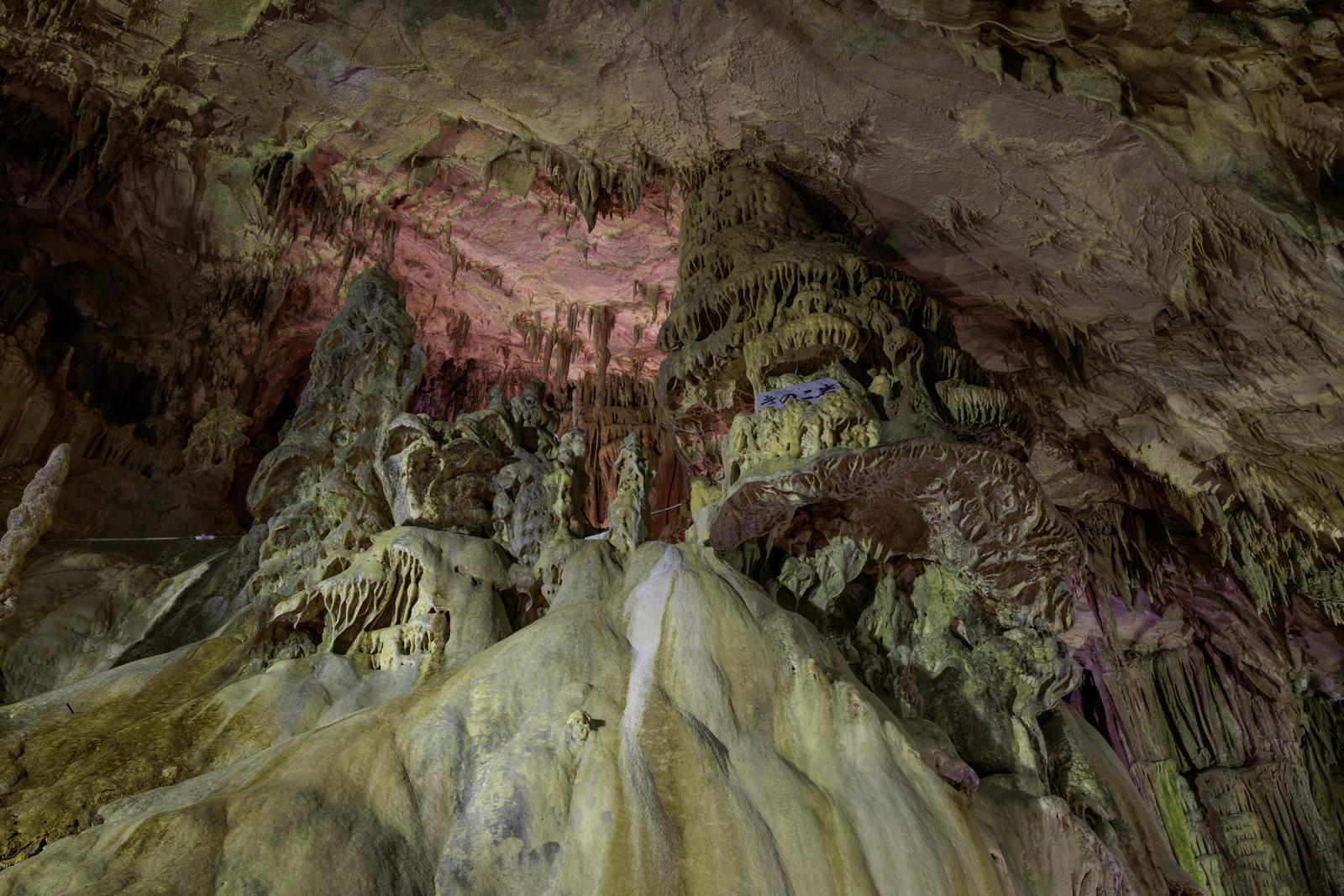 福島県あぶくま洞の地下にそそり立つ様々な形の鍾乳石がライトアップされている