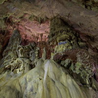 鍾乳石が紡ぐあぶくま洞の地下風景と石筍の堆積の写真